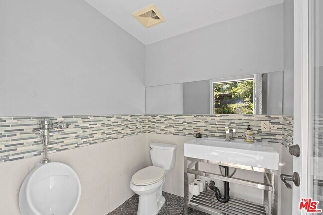 Building Photo - 664 S Highland Ave