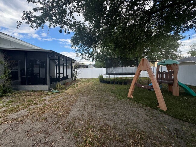 Building Photo - 4/2 in Gated Community near Tuskawilla Rd ~ Tile and Laminate Floors ~ Screened Patio ~  Communit...