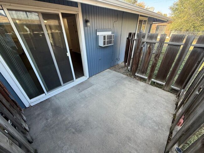 Building Photo - Updated 2 bedroom apartment in north Loveland! Rent Includes Water/Sewer/Gas/Trash/Common Area El...