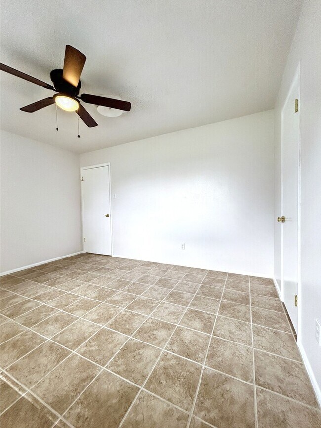 Building Photo - 1212 Hillcrest Dr