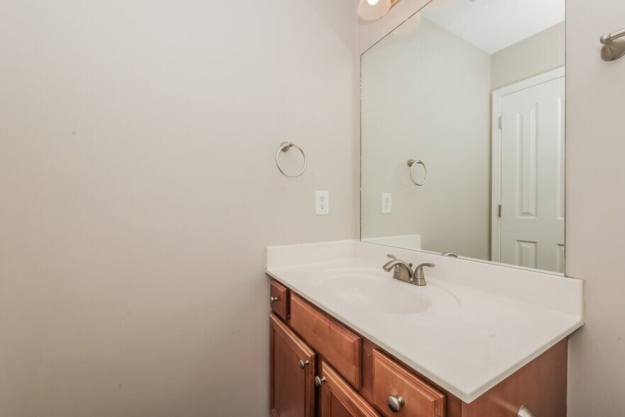 Building Photo - 702 Holland Ridge Dr