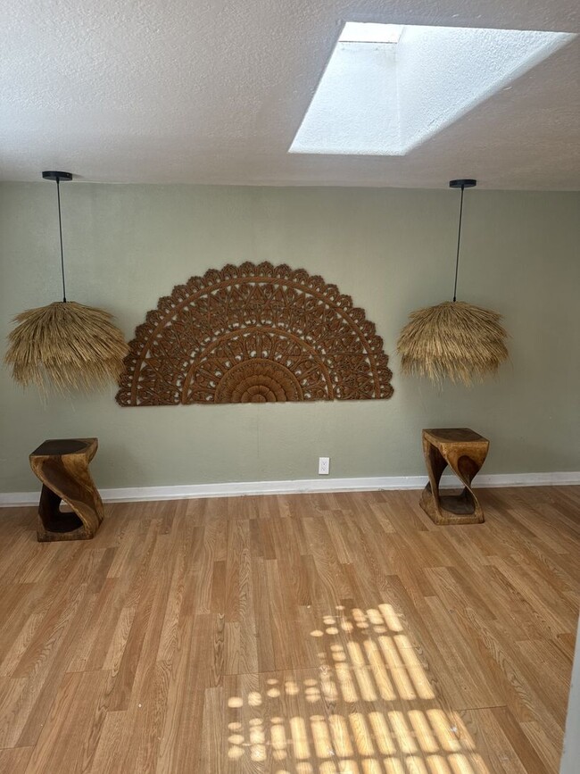 Building Photo - Quiet Fort Bragg Cottage