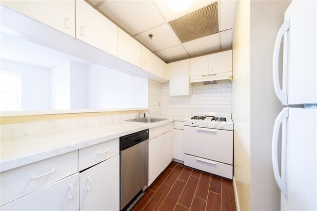 Building Photo - 227 Christopher Columbus Dr