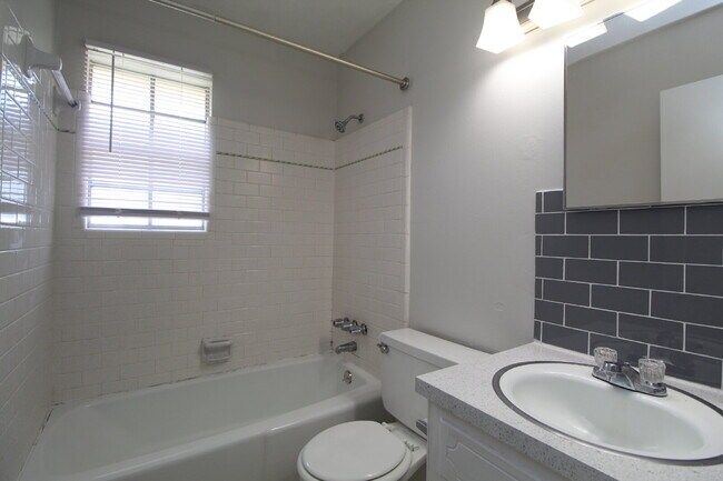 Building Photo - North Pensacola 2BR Duplex Near UWF & I-10 with All-Electric Living, Eat-In Kitchen & Washer/Drye...