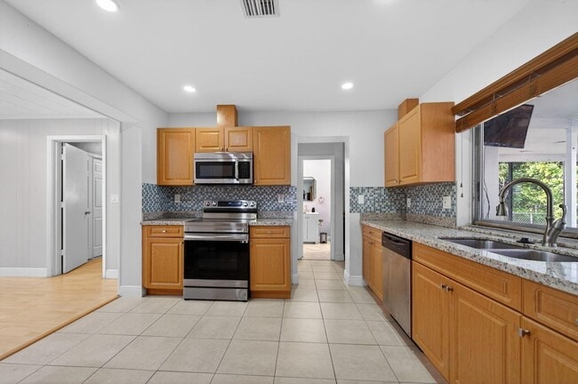 Building Photo - 6219 SW 20th Ct