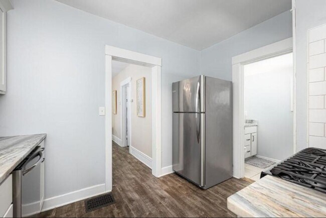 Building Photo - Walk to Downtown Ann Arbor - 3 bed/2 bath