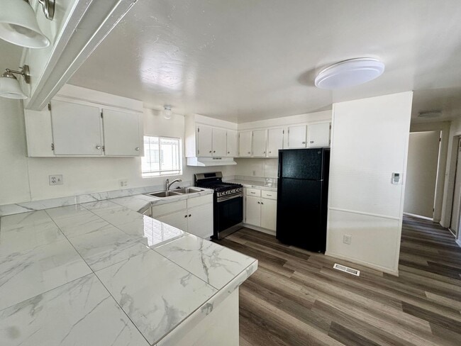 Building Photo - Cute Cozy and Centrally located