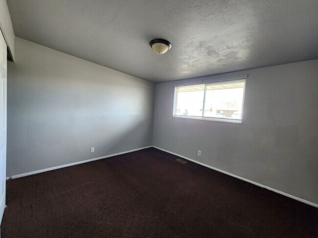 Building Photo - Weg3650 (4Plex)