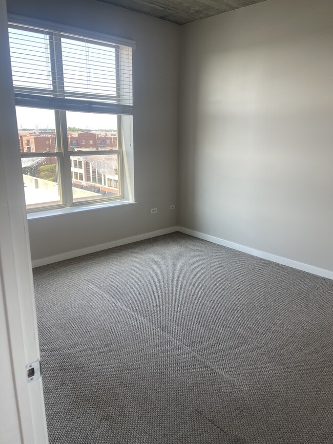 Building Photo - 647 Metropolitan Way