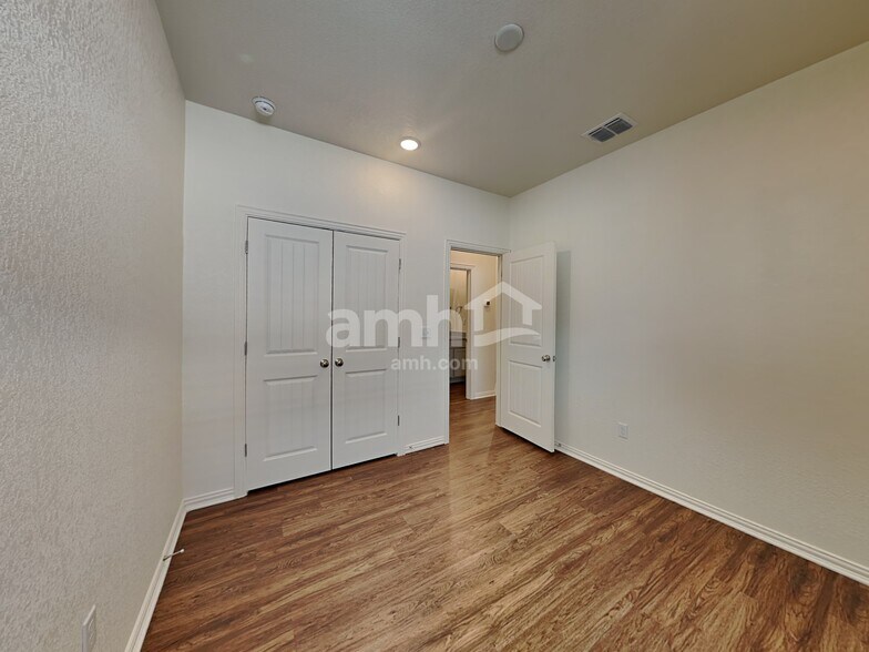 Building Photo - 457 Pebble Bend