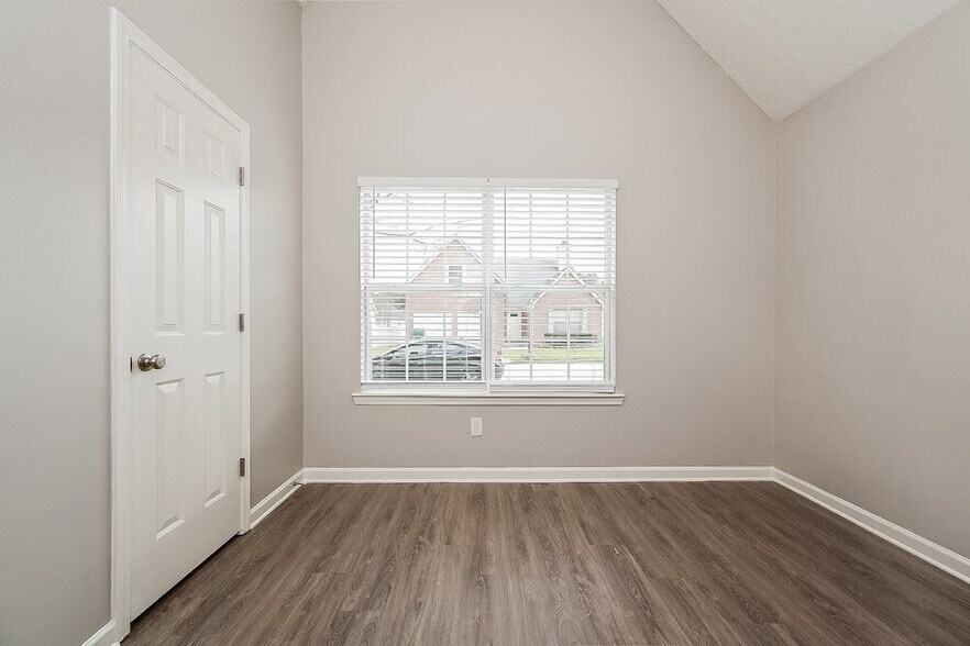 Building Photo - 3057 Dogwood Ave