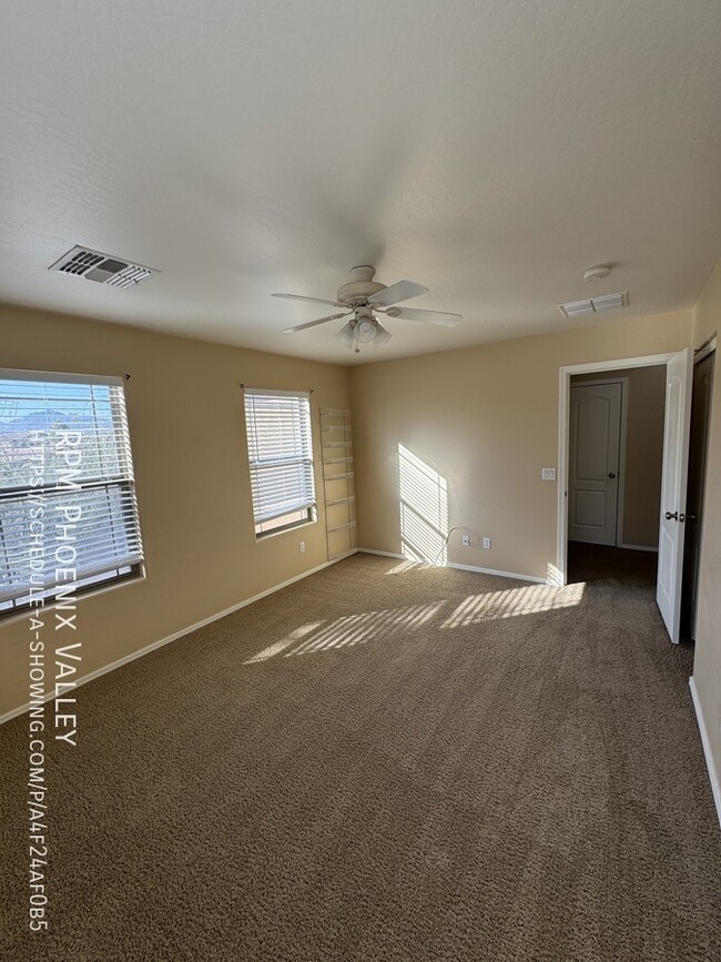 Building Photo - Cozy 4 bed / 2.5 bath with new carpet in p...