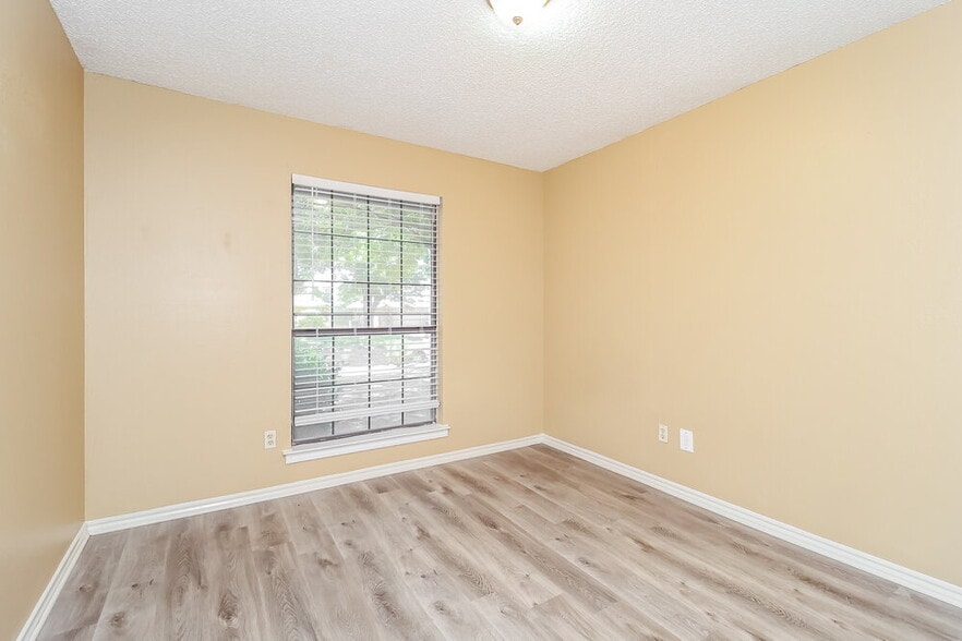 Building Photo - 4900 Barberry Dr
