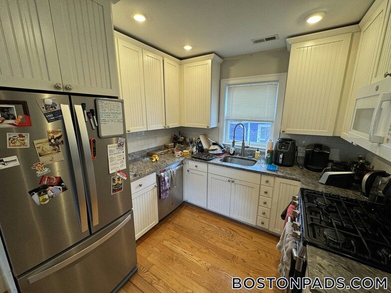 Building Photo - 183 River St