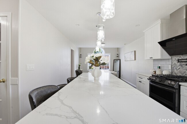 Building Photo - 305 Sylvan St