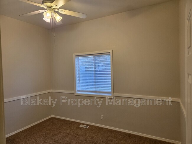 Building Photo - 917 W Greenhead St