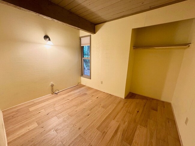 Building Photo - Come live in this quiet corner of Harstine Island!