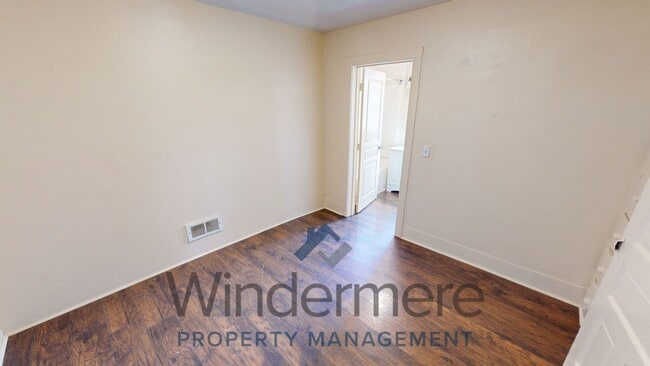 Building Photo - 114 N Touchet St