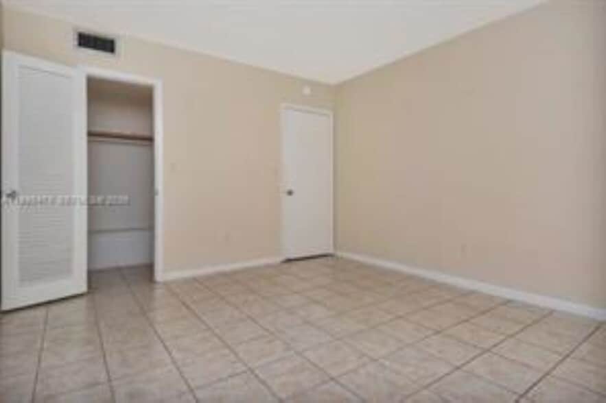 Building Photo - 2101 NE 68th St