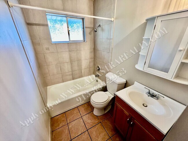 Building Photo - Spacious Shawnee Duplex-Available NOW!!