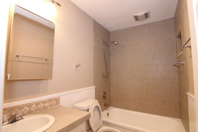 Building Photo - 4/2 with Huge Fenced Yard in Lovely Oviedo