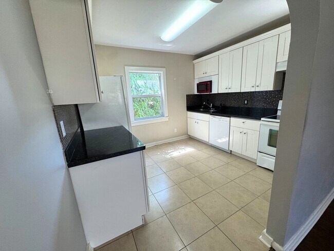 Building Photo - Modern 3 bed / 2 bath Apartment for Rent -...