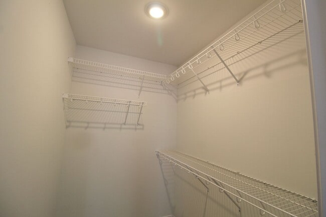 Building Photo - 3 Bedroom 2.5 Townhome Available Now!