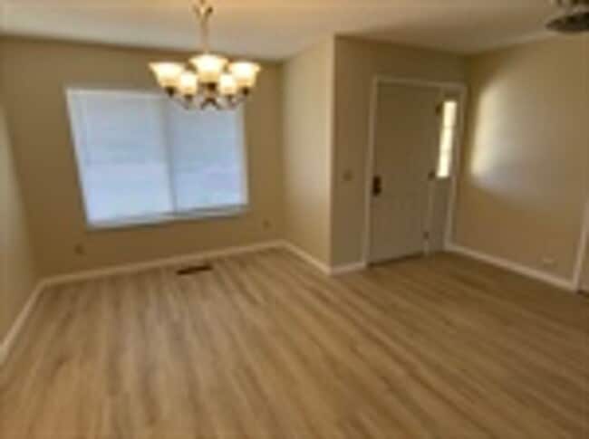 Building Photo - 8835 Hood Mountain Cir