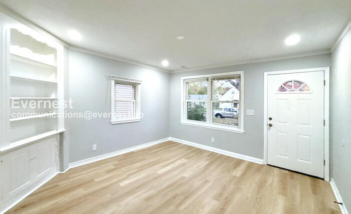 Building Photo - 2992 Pontiac St