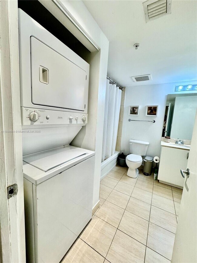 Building Photo - 1750 N Bayshore Dr