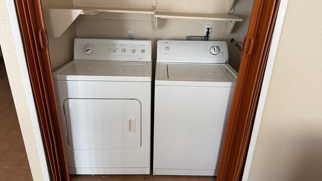 Building Photo - 2 BEDROOMS 1.5 BATHROOMS  TOWNHOUSE AVAILABLE FOR RENT !!!