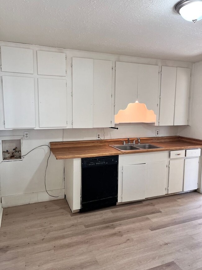 Building Photo - Sunset Acres 3 Bedroom Home- Call Today!