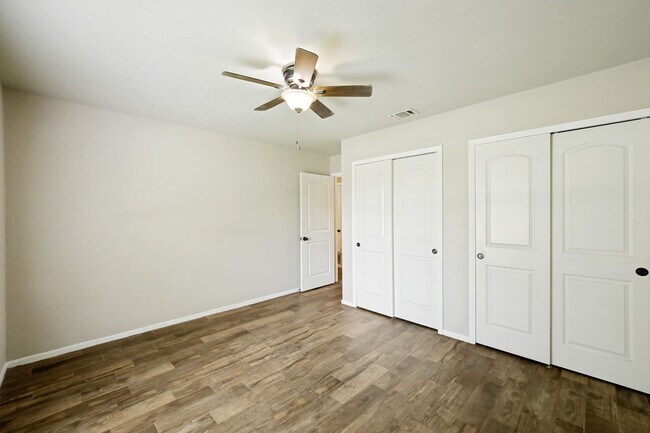 Building Photo - BEAUTIFUL 3-BEDROOM, SINGLE STORY HOME IN HIDDEN FOREST