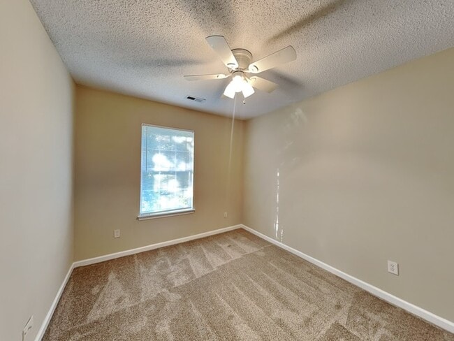 Building Photo - 6047 Hedgecrest Pl
