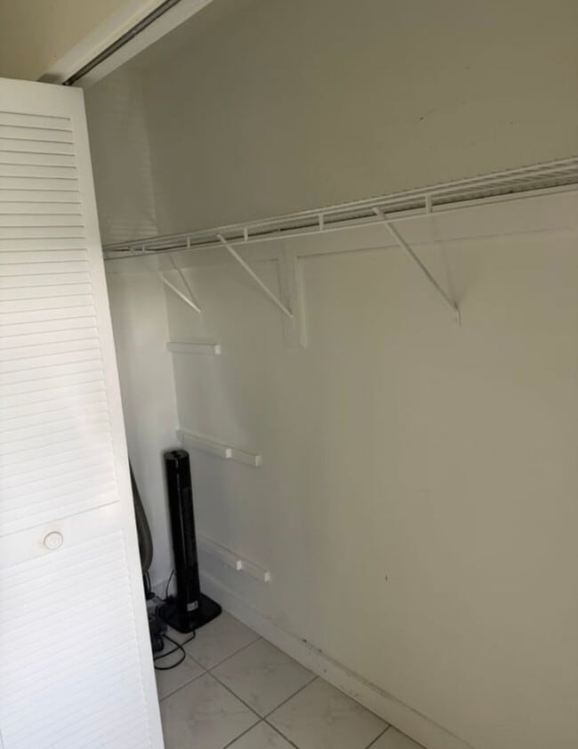 Building Photo - Private Bedroom w/ Private Bath in Spacious 1,100 Sq Ft Home – Prime Location