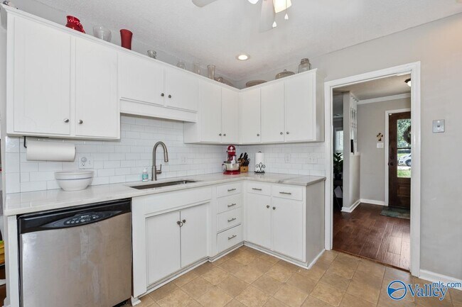 Building Photo - 2303 Buckingham Dr SW