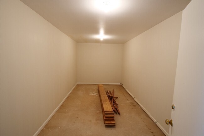 Building Photo - 9526 Val Verde St