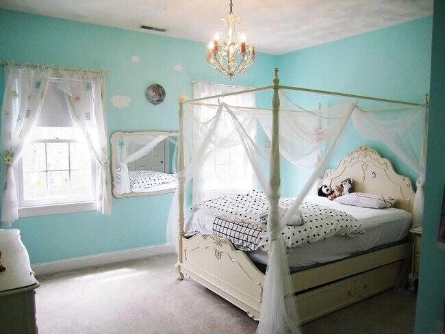 Building Photo - Spectacular 4 bedroom, 4,500 sq ft Single ...