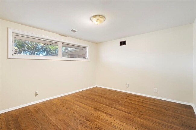 Building Photo - 2451 Warwick Cir NE