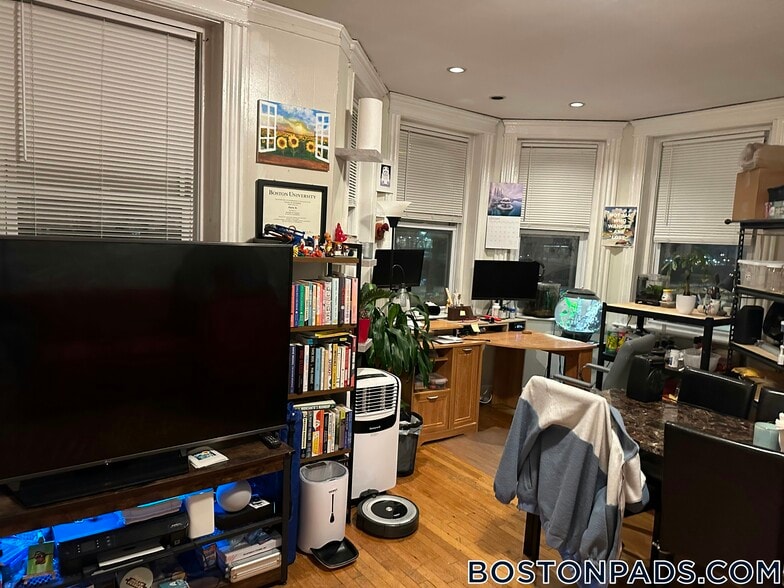 Building Photo - 211 Park Dr