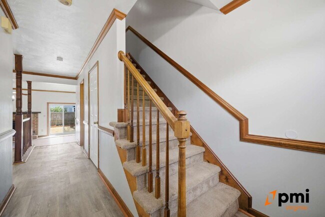 Building Photo - UPDATED 3 BEDROOM 2.5 BATH, FENCED YARD PETS ALLOWED