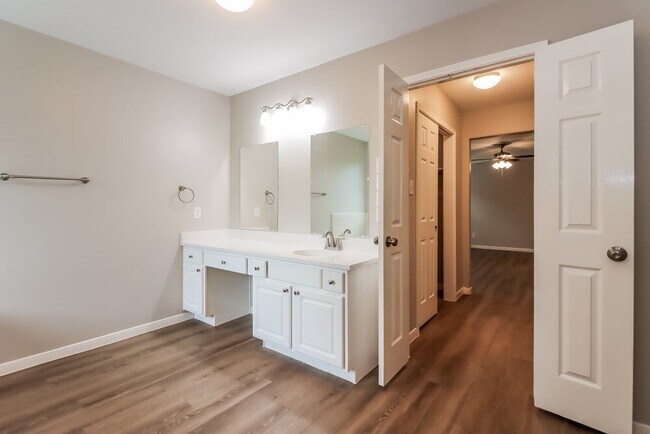 Building Photo - 2427 Ranch Hollow Ct