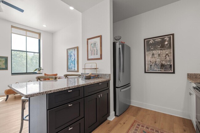 Building Photo - 301 N Mulberry St