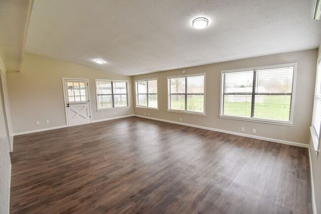 Building Photo - Available Now! Newly Remodeled 4 Bed 3 Bat...