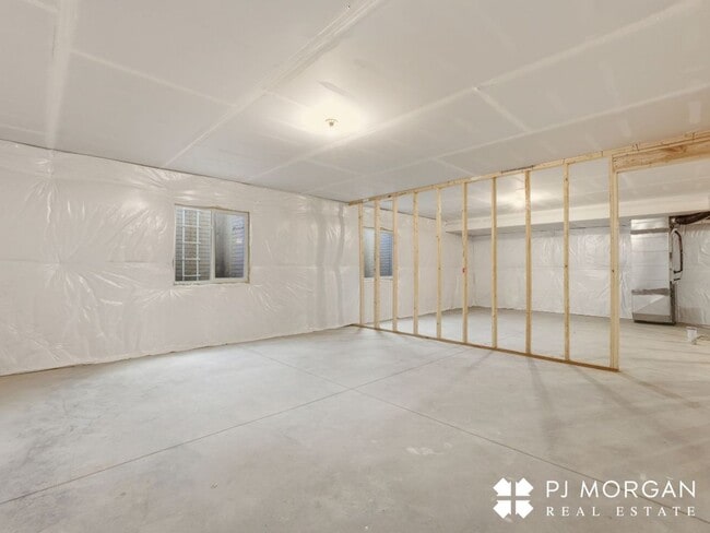 Building Photo - Spacious, Stylish, and Ready for You!