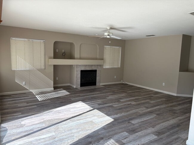 Building Photo - 4 bedroom 3 bathroom home with bedroom and...