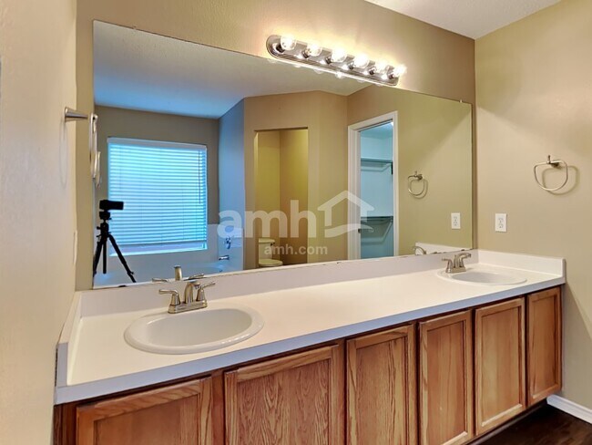 Building Photo - 1420 Mosscreek Dr