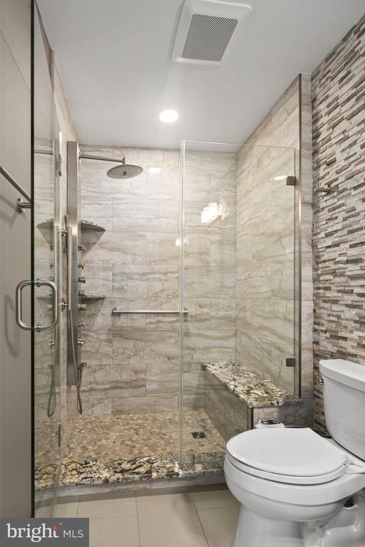 Building Photo - 2514 S Walter Reed Dr