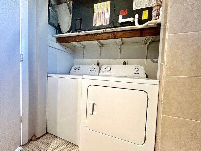 Building Photo - 2260/2262 Stella St.