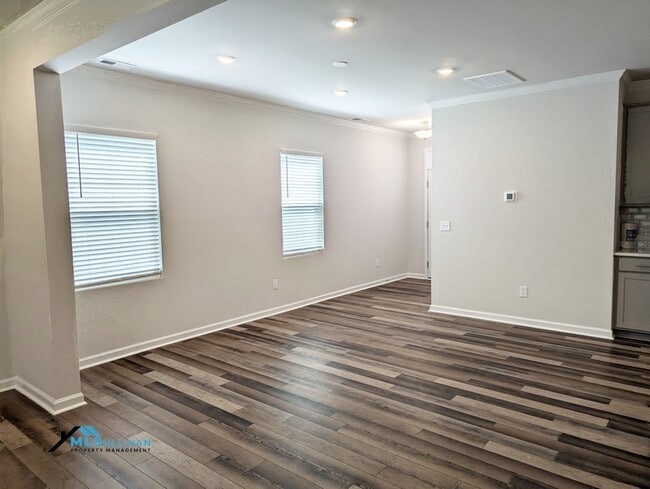 Building Photo - 5866 Woodlawn Dr